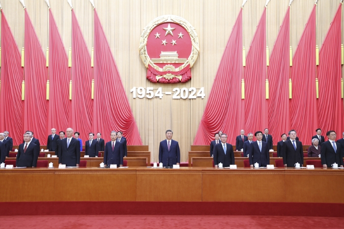 9月14日上午，中共中央、全國人大常委會在北京人民大會堂隆重舉行慶祝全國人民代表大會成立70周年大會。習(xí)近平、李強、趙樂際、王滬寧、蔡奇、丁薛祥、李希、韓正等出席大會。新華社記者 鞠鵬 攝
