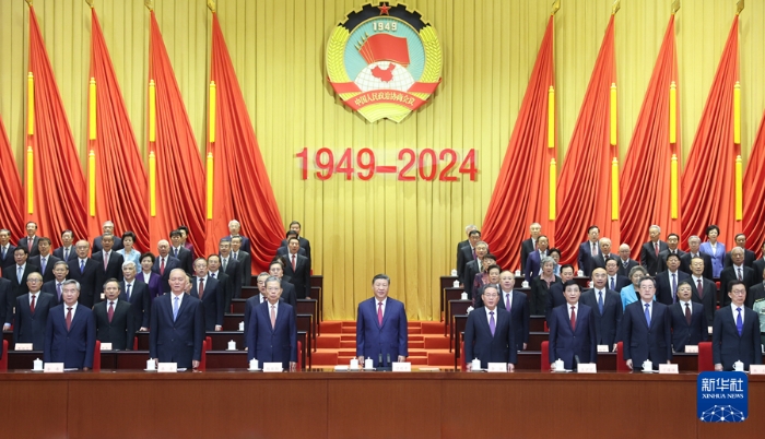 9月20日上午，中共中央、全國政協(xié)在全國政協(xié)禮堂隆重舉行慶祝中國人民政治協(xié)商會(huì)議成立75周年大會(huì)。習(xí)近平、李強(qiáng)、趙樂際、王滬寧、蔡奇、丁薛祥、李希、韓正等出席大會(huì)。新華社記者 鞠鵬 攝