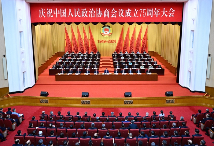 9月20日上午，中共中央、全國政協(xié)在全國政協(xié)禮堂隆重舉行慶祝中國人民政治協(xié)商會(huì)議成立75周年大會(huì)。習(xí)近平、李強(qiáng)、趙樂際、王滬寧、蔡奇、丁薛祥、李希、韓正等出席大會(huì)。新華社記者 申宏 攝