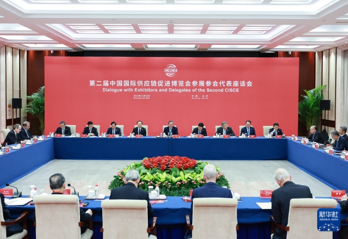 11月25日，國務院總理李強在北京同第二屆中國國際供應鏈促進博覽會參展參會企業(yè)代表座談。新華社記者 王曄 攝