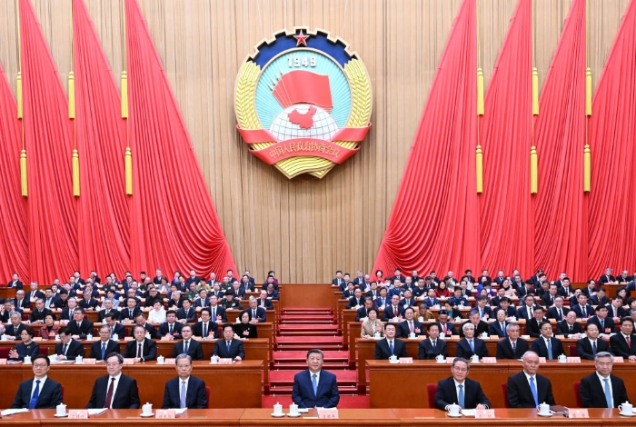 3月4日下午，中國人民政治協(xié)商會議第十四屆全國委員會第三次會議在北京人民大會堂開幕。這是習(xí)近平、李強(qiáng)、趙樂際、蔡奇、丁薛祥、李希、韓正在主席臺就座。新華社記者 謝環(huán)馳 攝